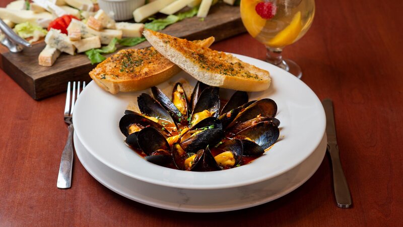 Mussels with garlic bread