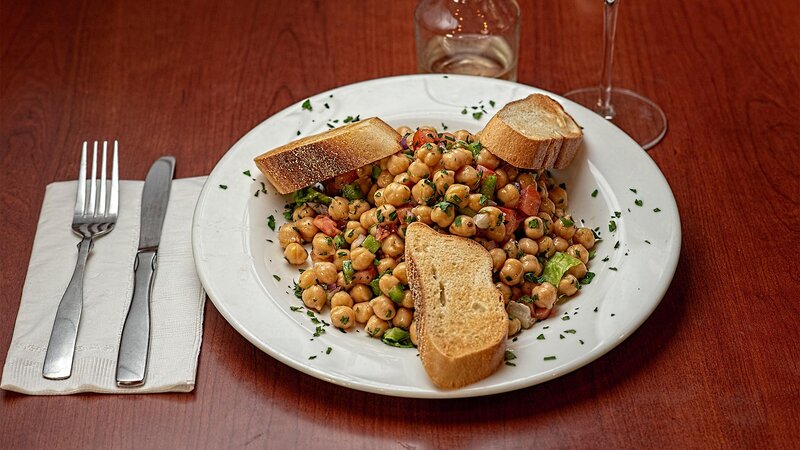 Chickpea salad with bread